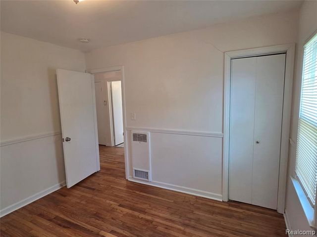 7211 Paige Avenue, Warren, MI 48091
