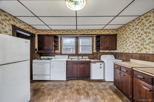 31 West Avenue, West Sayville, NY 11796