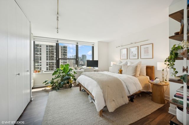 1560 N SANDBURG Terrace 2401, Chicago, IL 60610