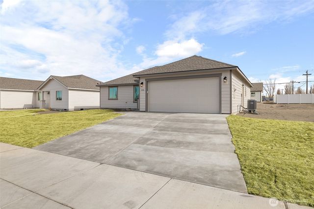 215 Lessor Loop, Moses Lake, WA 98837