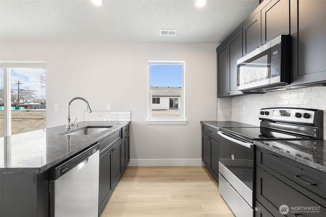 215 Lessor Loop, Moses Lake, WA 98837