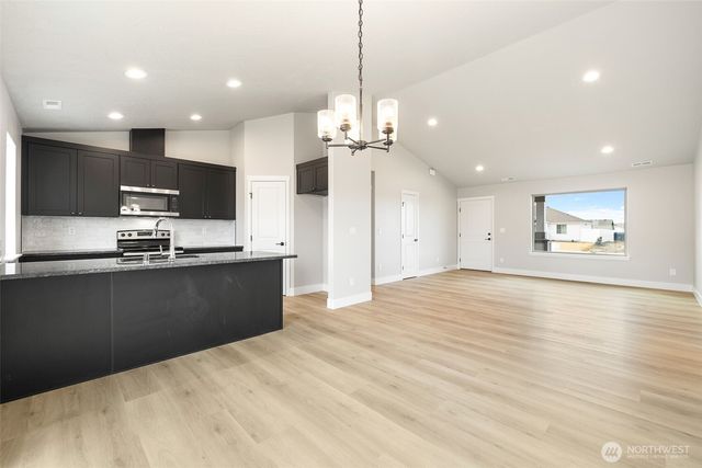 215 Lessor Loop, Moses Lake, WA 98837