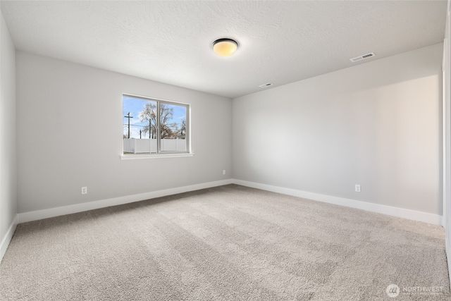 215 Lessor Loop, Moses Lake, WA 98837