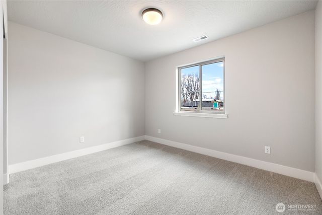 215 Lessor Loop, Moses Lake, WA 98837