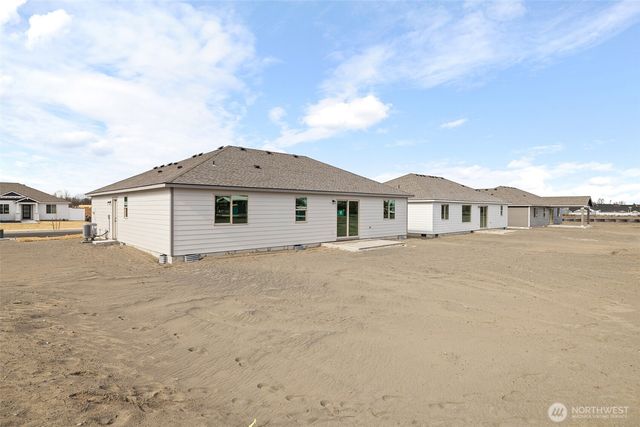 215 Lessor Loop, Moses Lake, WA 98837