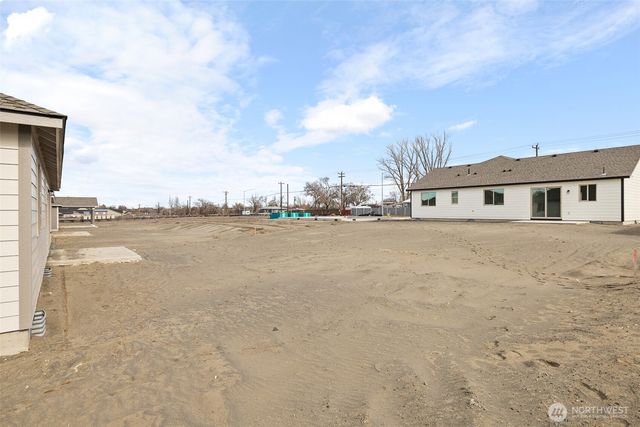 215 Lessor Loop, Moses Lake, WA 98837