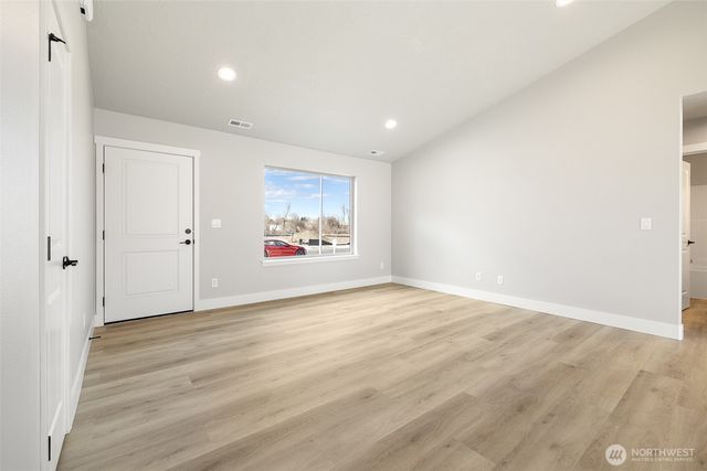 215 Lessor Loop, Moses Lake, WA 98837