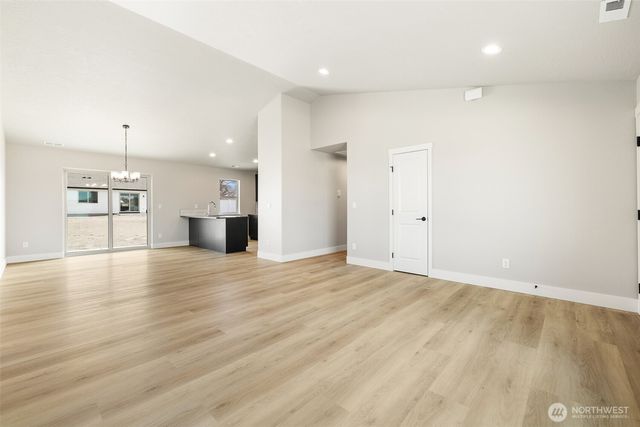 215 Lessor Loop, Moses Lake, WA 98837