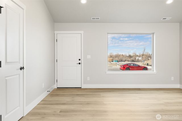 215 Lessor Loop, Moses Lake, WA 98837