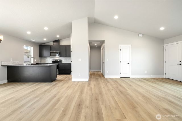 215 Lessor Loop, Moses Lake, WA 98837