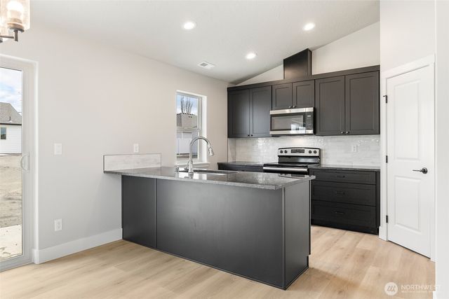 215 Lessor Loop, Moses Lake, WA 98837