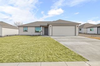 215 Lessor Loop, Moses Lake, WA 98837