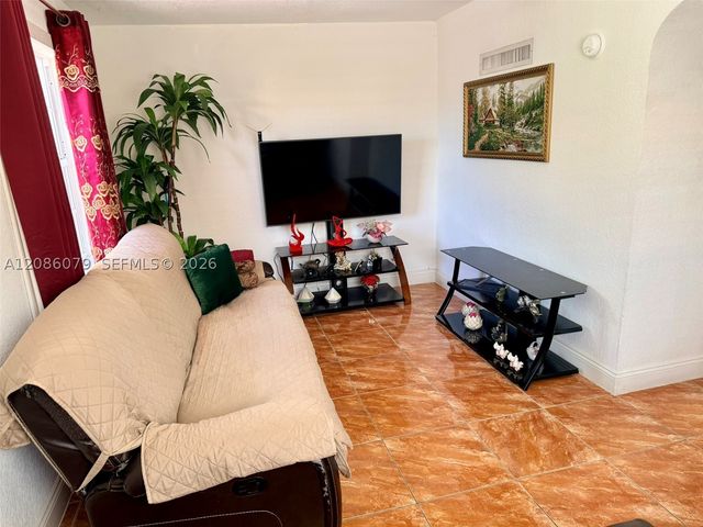 343 W 11th St, Hialeah, FL 33010