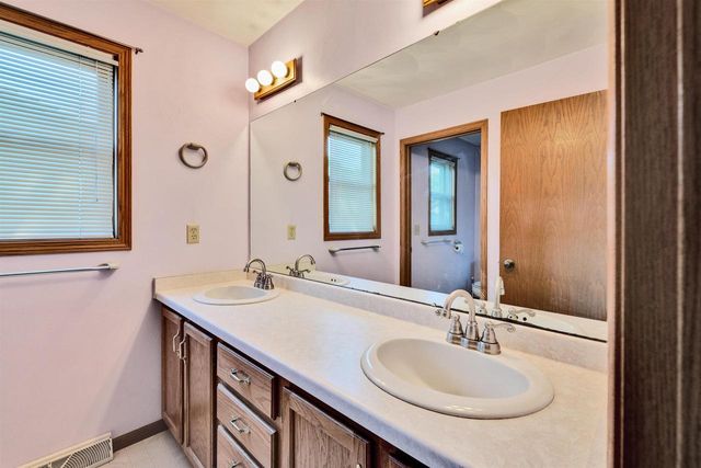 629 W Mohawk Trail, Deforest, WI 53532