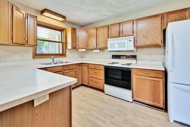 629 W Mohawk Trail, Deforest, WI 53532