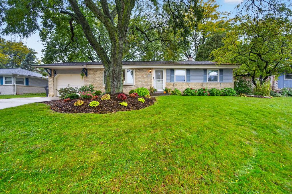 N88W17022 Elmwood DRIVE, Menomonee Falls, WI 53051