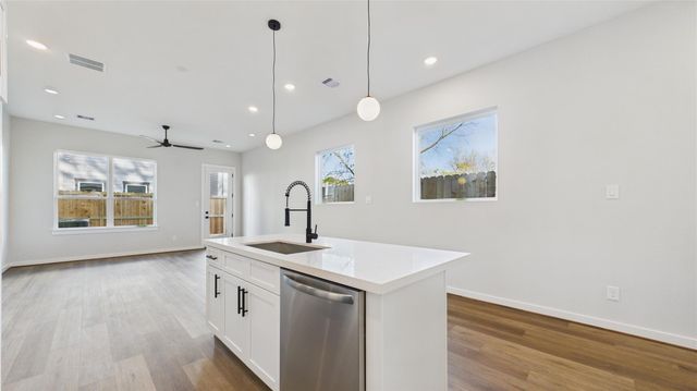 5032 Creekmont Drive, Houston, TX 77091