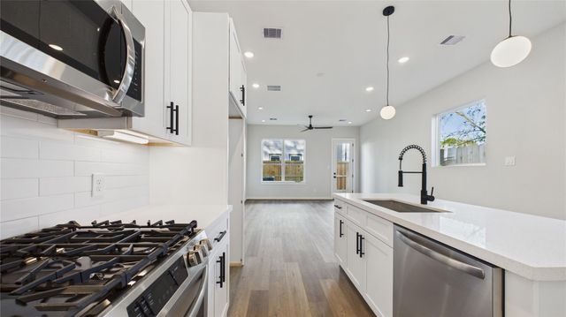 5032 Creekmont Drive, Houston, TX 77091