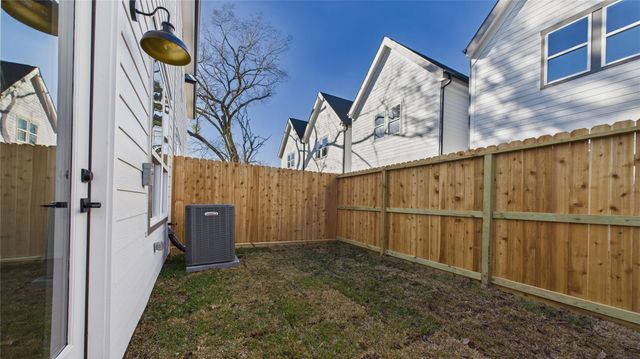 5032 Creekmont Drive, Houston, TX 77091