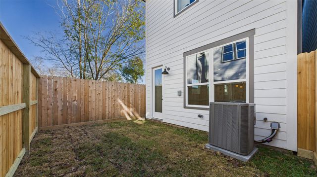 5032 Creekmont Drive, Houston, TX 77091