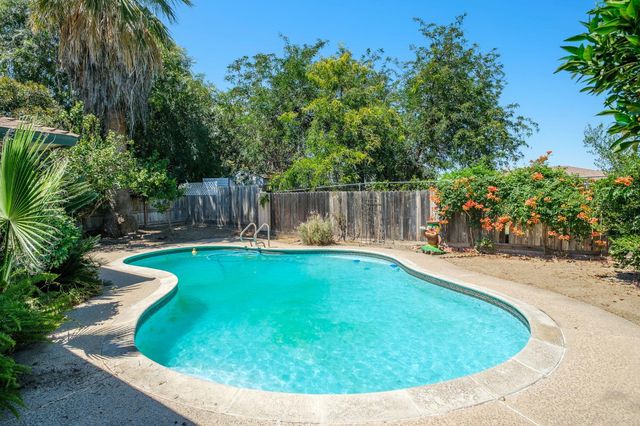 2564 E Los Altos Avenue, Fresno, CA 93710