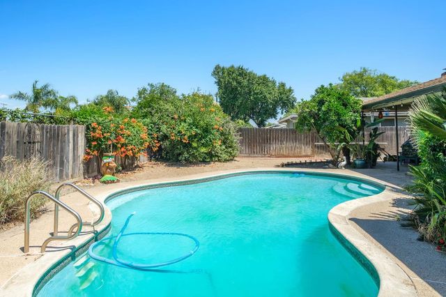 2564 E Los Altos Avenue, Fresno, CA 93710