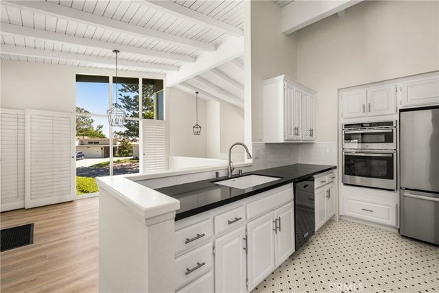 2108 Vista Entrada, Newport Beach, CA 92660