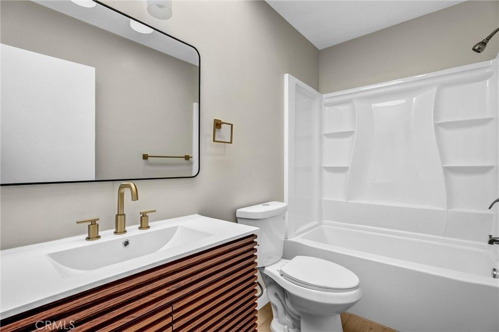 Image 24 of property listing at 5348 Fairview Boulevard 3, Ladera Heights, CA 90056