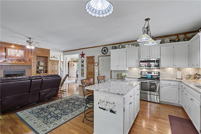 1830 Parkside Drive, Liberty, MO 64068