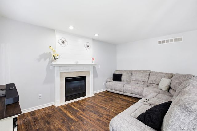 517 Kelli Avenue, Marysville, MI 48040