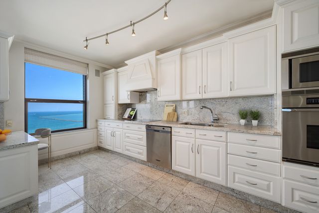 1040 N Lake Shore Drive 17D, Chicago, IL 60611