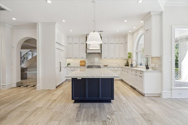 608 Little John Lane, Houston, TX 77024