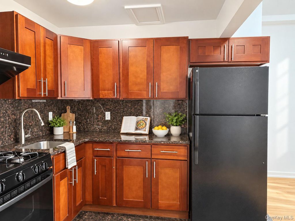 32-16 137th Street 1B, Flushing, NY 11354 — photo 2