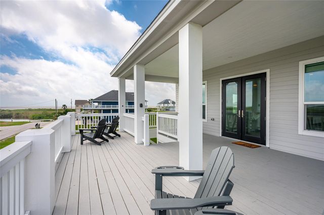 821 Casa Drive, Crystal Beach, TX 77650