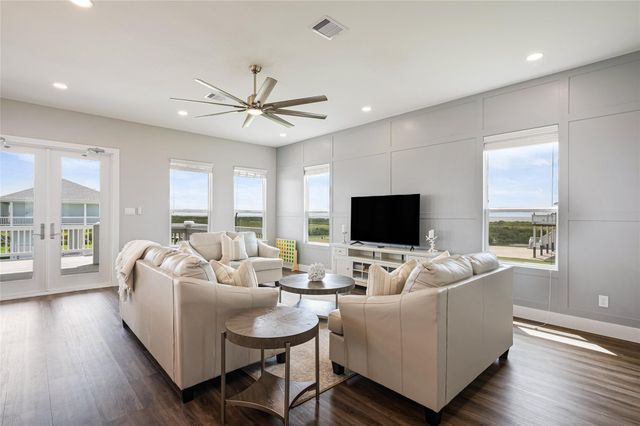 821 Casa Drive, Crystal Beach, TX 77650