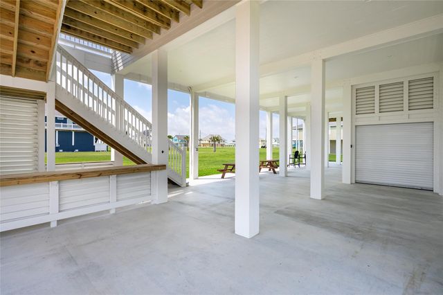821 Casa Drive, Crystal Beach, TX 77650
