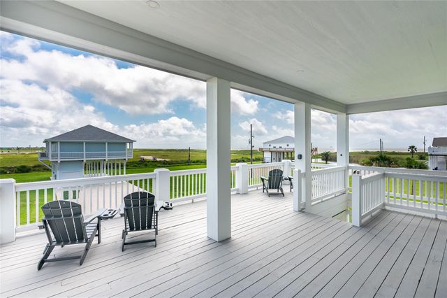 821 Casa Drive, Crystal Beach, TX 77650