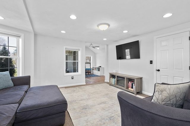 28 Deanville Rd, Attleboro, MA 02703