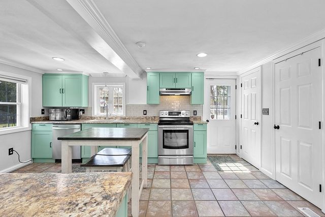 28 Deanville Rd, Attleboro, MA 02703