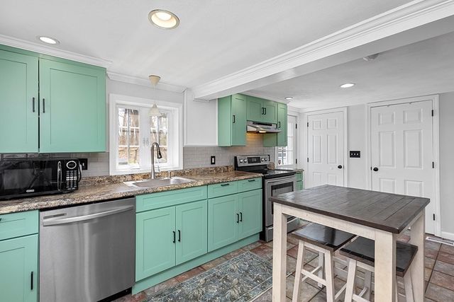 28 Deanville Rd, Attleboro, MA 02703