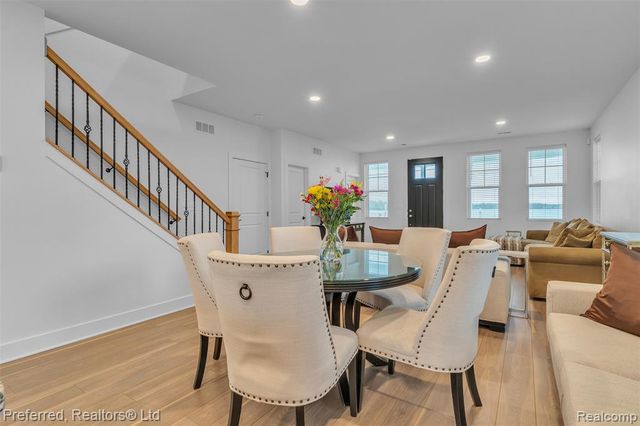 5264 Cooley Lake Road, Waterford, MI 48327