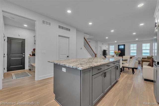 5264 Cooley Lake Road, Waterford, MI 48327