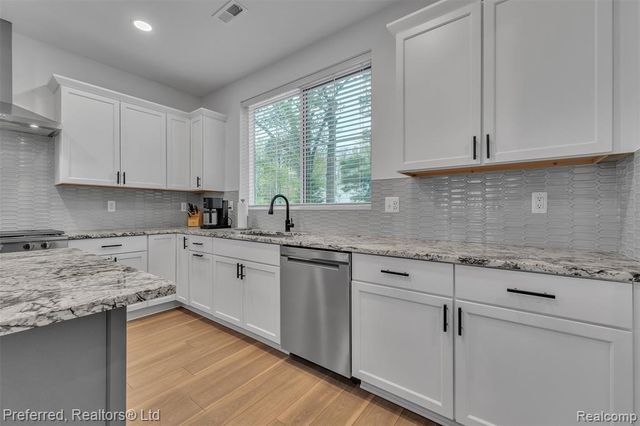 5264 Cooley Lake Road, Waterford, MI 48327