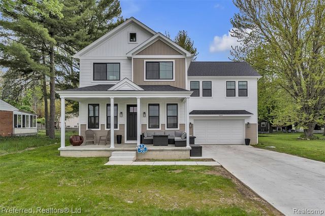 5264 Cooley Lake Road, Waterford, MI 48327