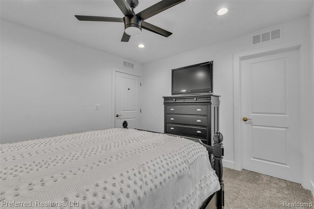 5264 Cooley Lake Road, Waterford, MI 48327