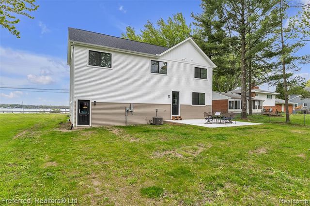 5264 Cooley Lake Road, Waterford, MI 48327