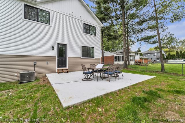 5264 Cooley Lake Road, Waterford, MI 48327