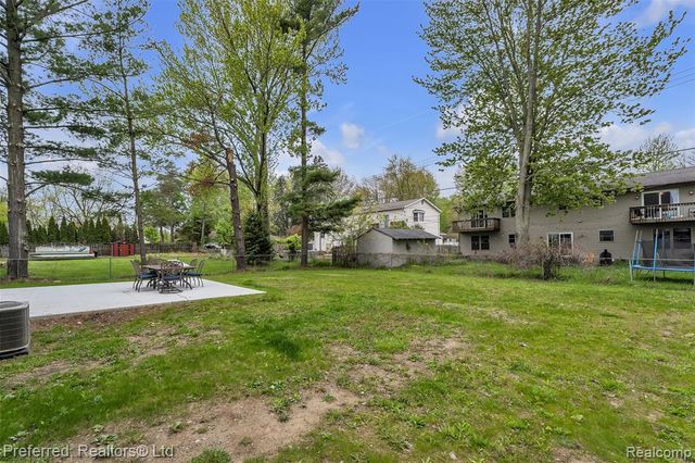 5264 Cooley Lake Road, Waterford, MI 48327