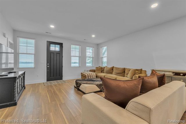 5264 Cooley Lake Road, Waterford, MI 48327