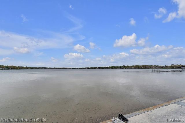 5264 Cooley Lake Road, Waterford, MI 48327